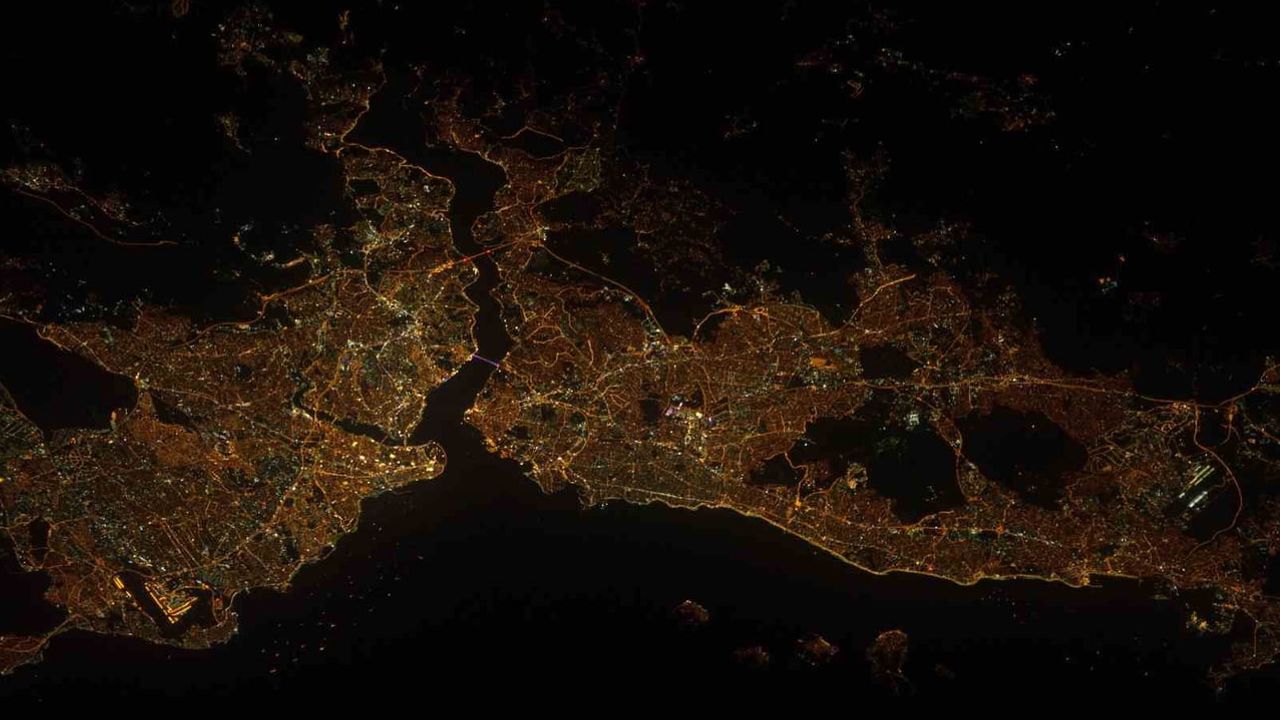 Uzaydan görüldü: İstanbul'ı ayıran Boğaziçi ve gece ışıkları