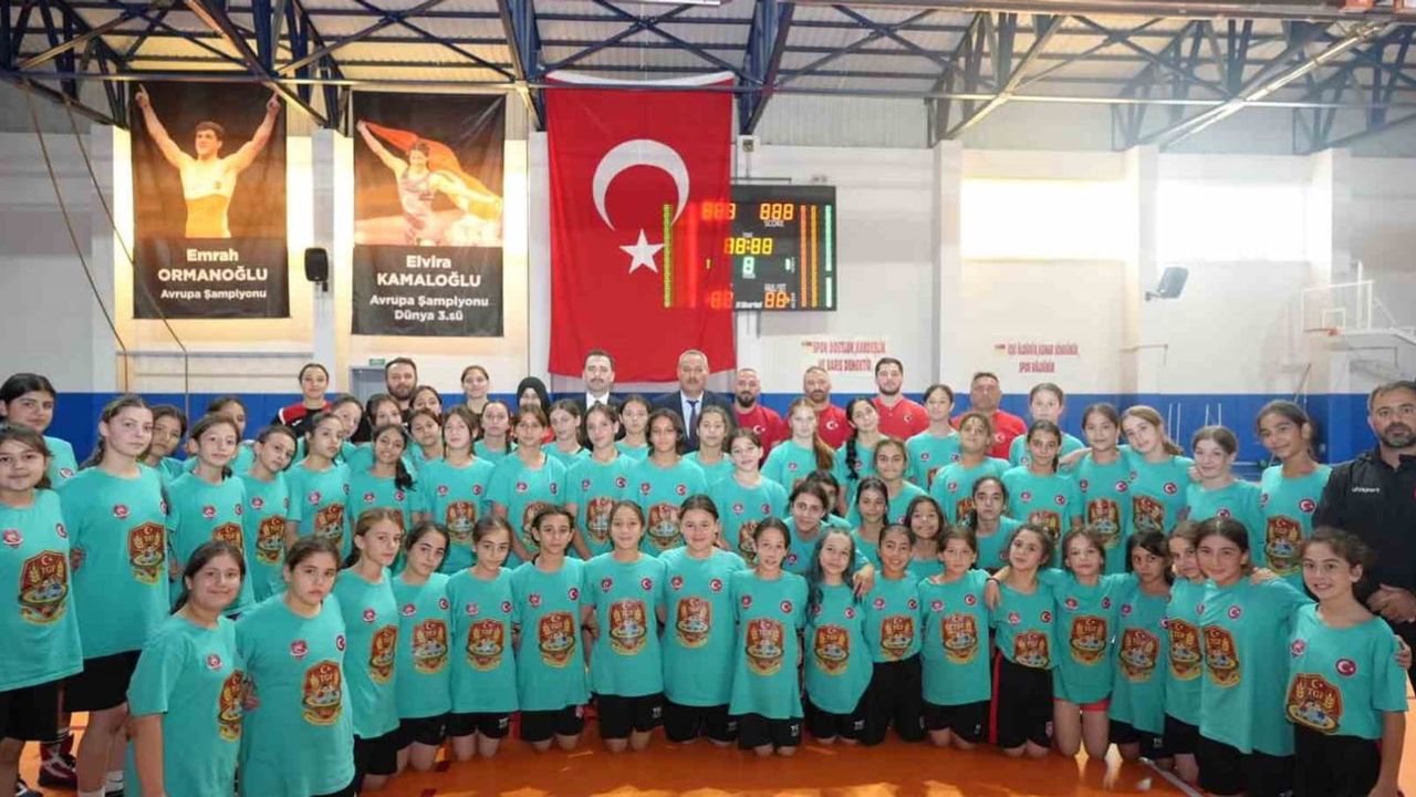 Üzümlü'de milli güreşçilerin gelişimine yerel destek