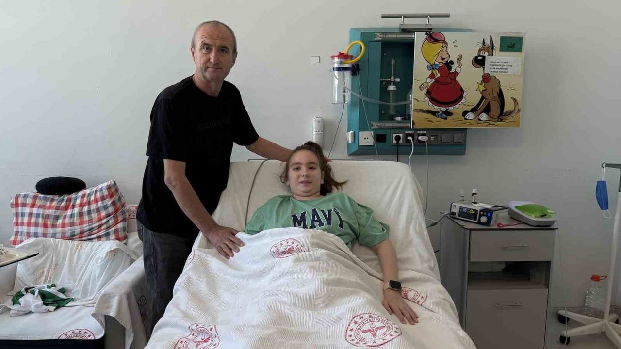 Uzun yoğun bakımın ardından umut: 15 yaşındaki Almina serviste tedavi görüyor