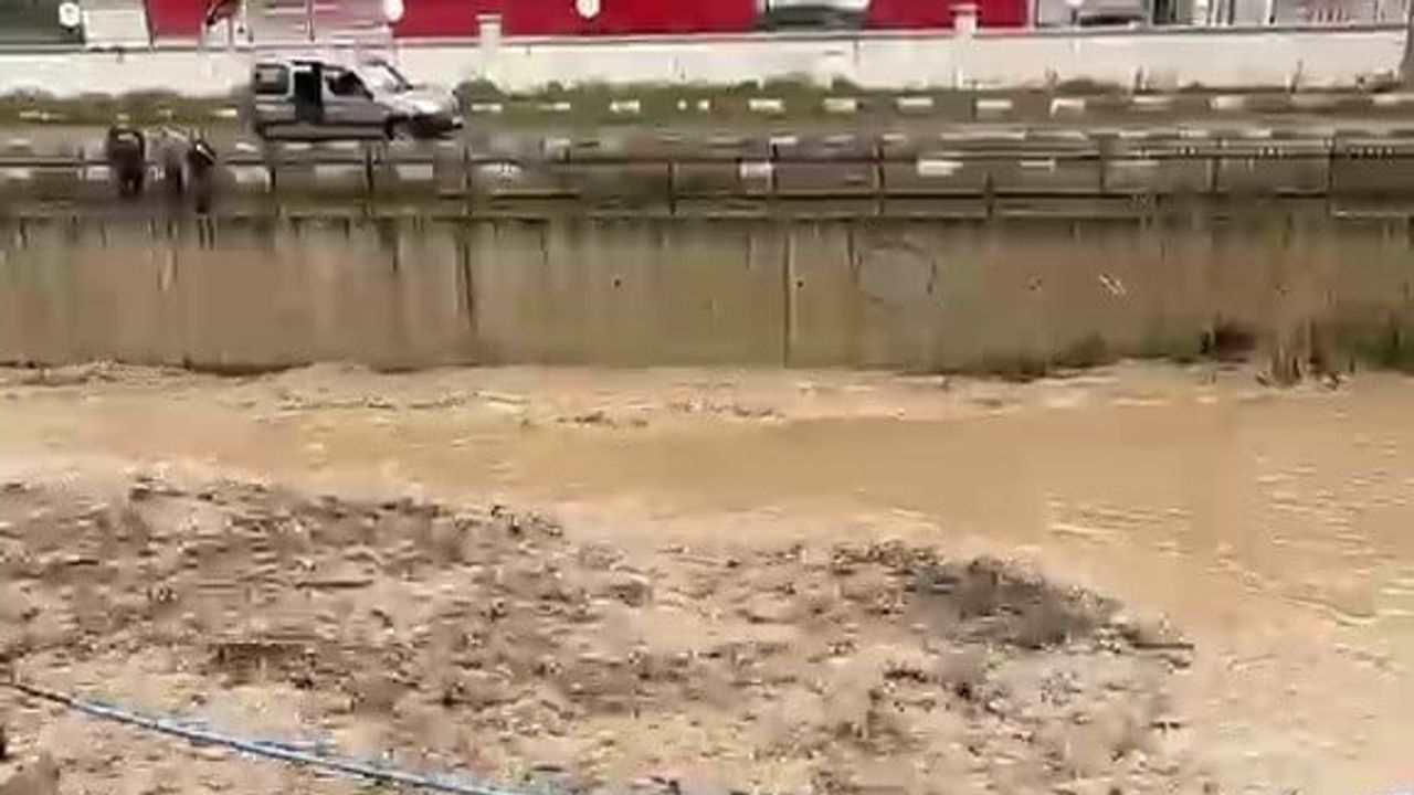 Uzundere'de taşan dereler ulaşımı durdurdu: bir araç selde mahsur kaldı