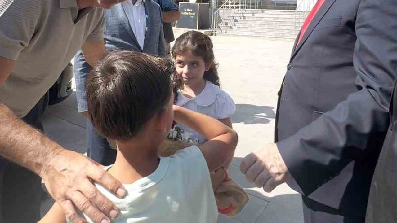 Vali Adıyaman ziyaretinde çocuklarla 'o piti piti' oynayıp çiçek sahibini belirledi