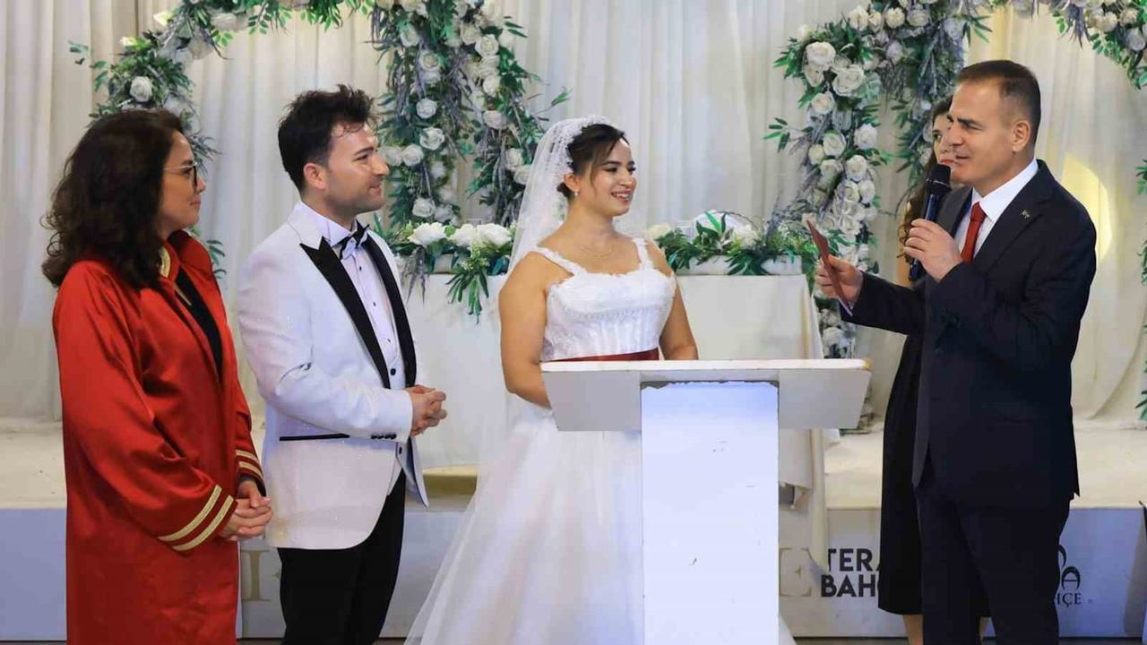 Vali Akbıyık şehit ailesinin mutluluğuna tanıklık etti