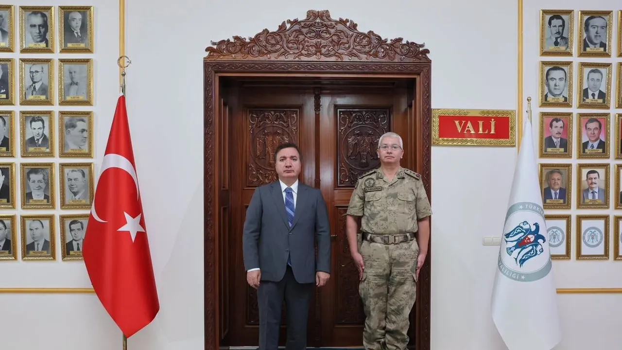 Vali Aydoğdu’dan yeni jandarma komutanına hayırlı olsun ziyareti