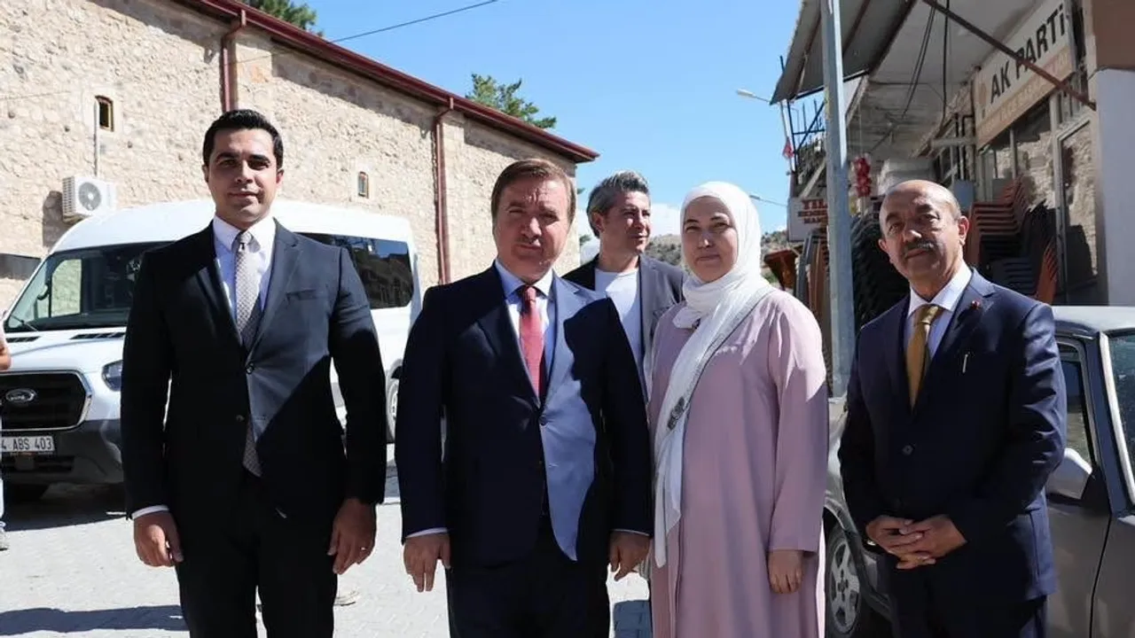 Vali Aydoğdu Kemah'da esnafla buluşup Gülabibey Hamamı'nı inceledi