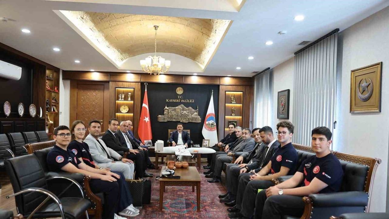 Vali Çiçek, dünya birincisi GÖKTİM KartalAir takımını makamında kabul etti