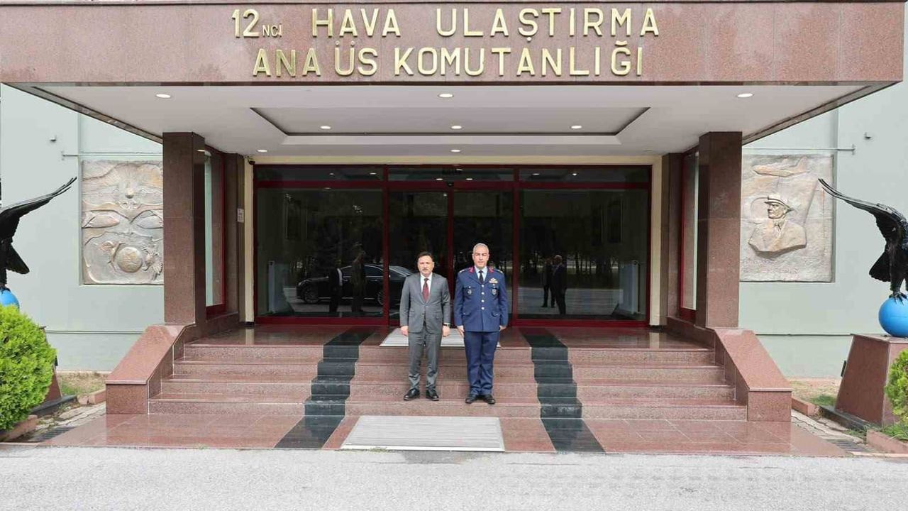 Vali Çiçek yeni görevdeki komutanlarla bir araya geldi