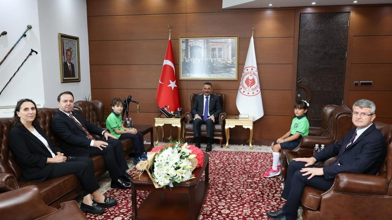 Vali Hacıbektaşoğlu ilk ders gününde öğrenci ve öğretmenleri ağırladı