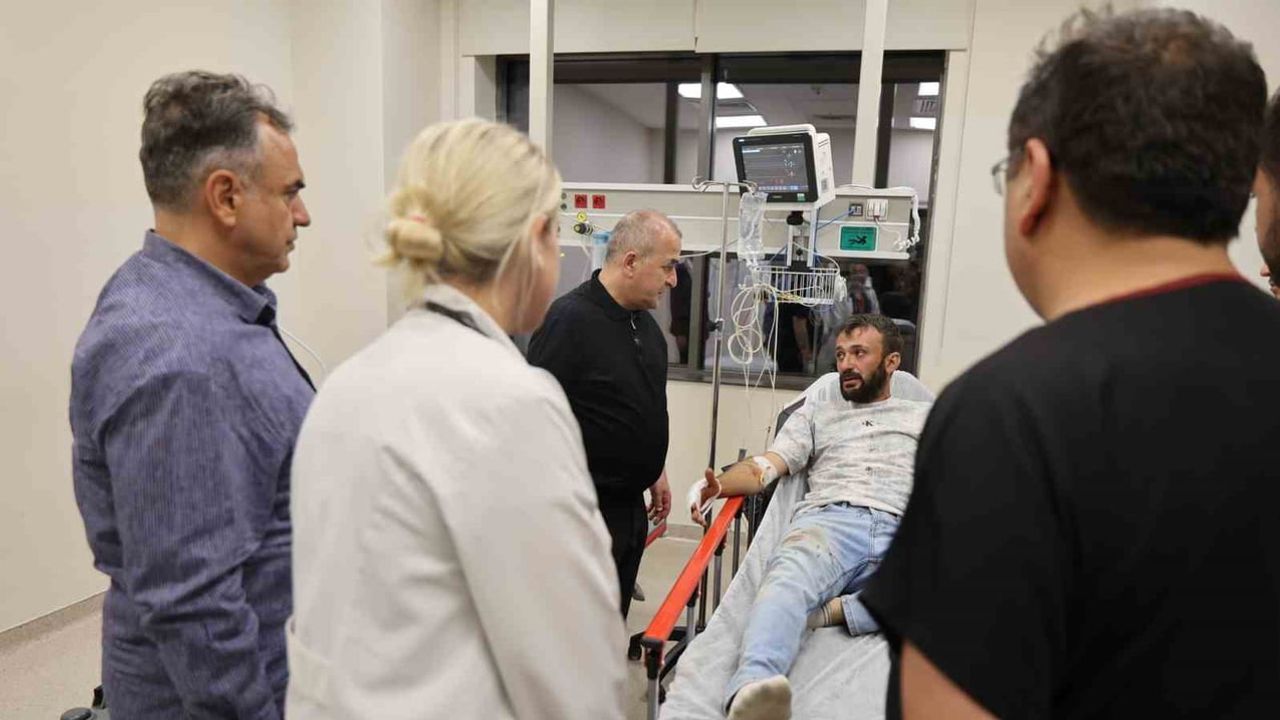 Vali Hatipoğlu'dan hastanede yaralılara geçmiş olsun ziyareti