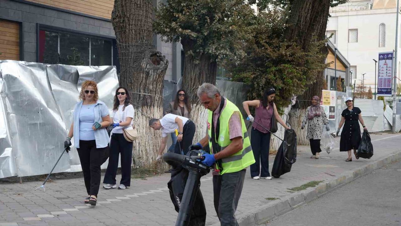 Vali M. Fırat Taşolar sahaya indi, fırça ve faraşla kentte temizlik seferberliğine örnek oldu