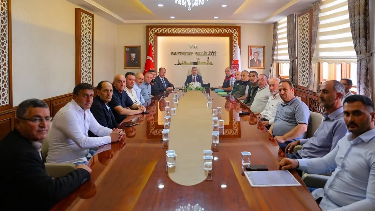 Vali Mustafa Eldivan muhtarlarla köylerin öncelikli ihtiyaçlarını değerlendirdi
