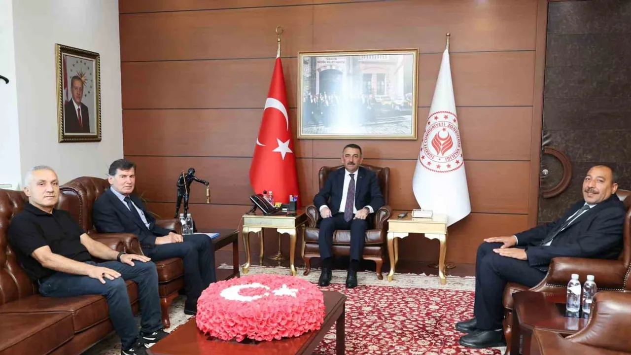 Vali saha çalışmalarıyla Romanlara yönelik destek ve koordinasyonu görüştü