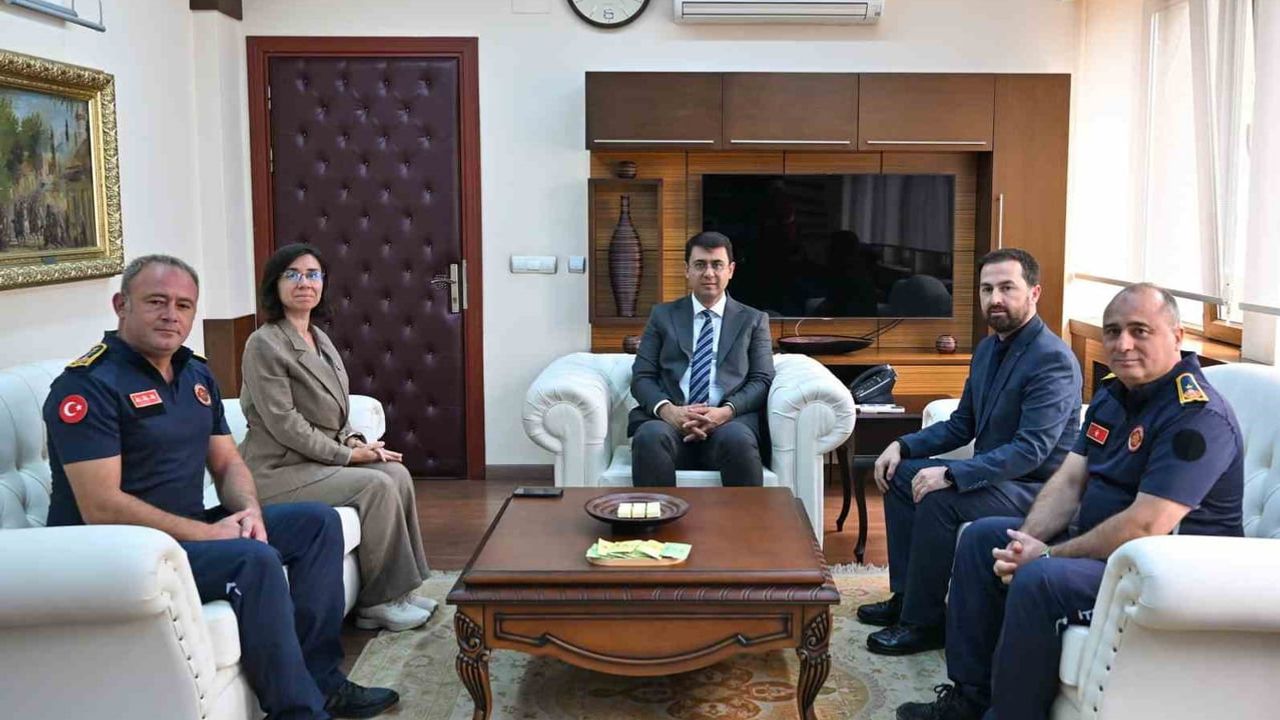 Vali Serdar Kartal itfaiyecilerle buluştu, fedakarlıklarına dikkat çekti