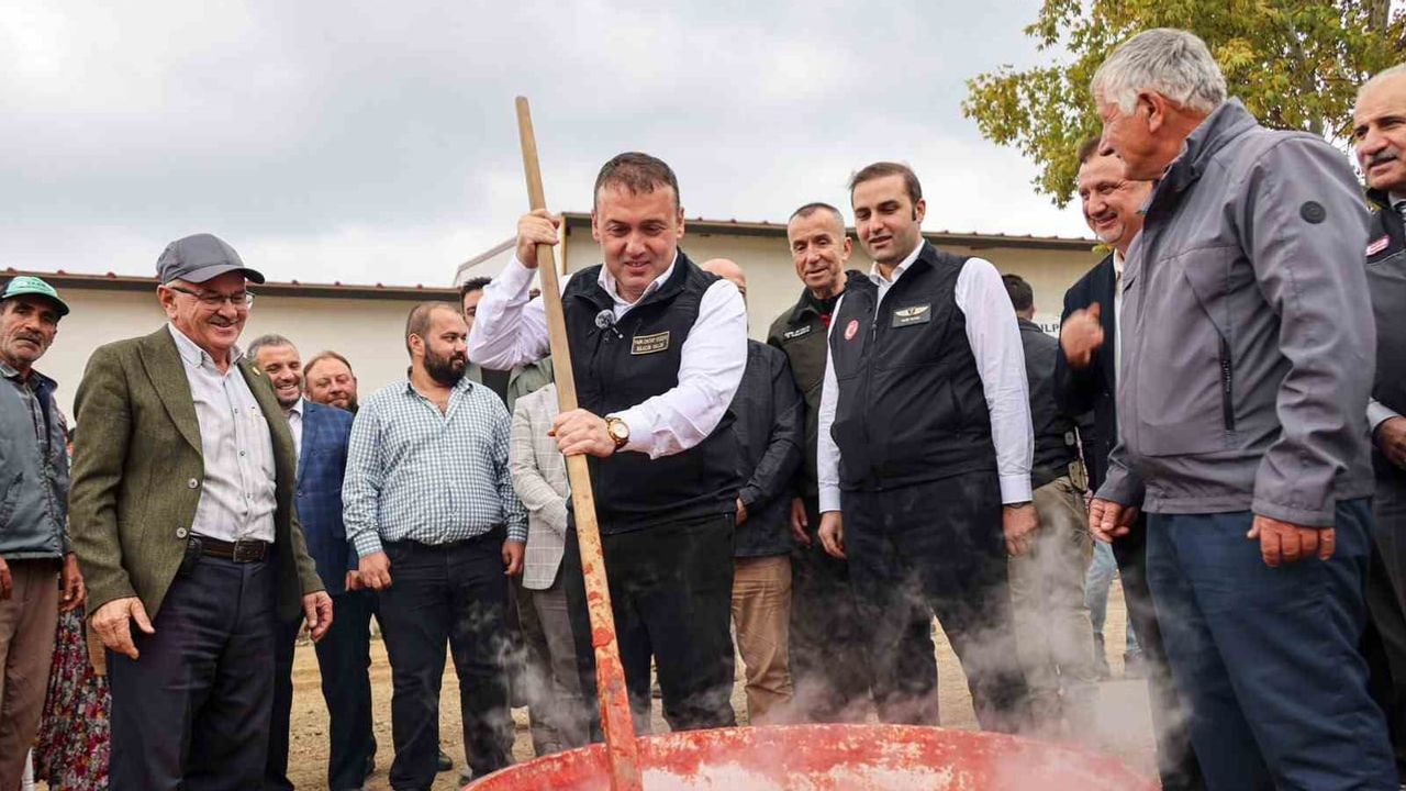 Vali Sözer, Oğulpaşa'da kazan başına geçerek salça yaptı