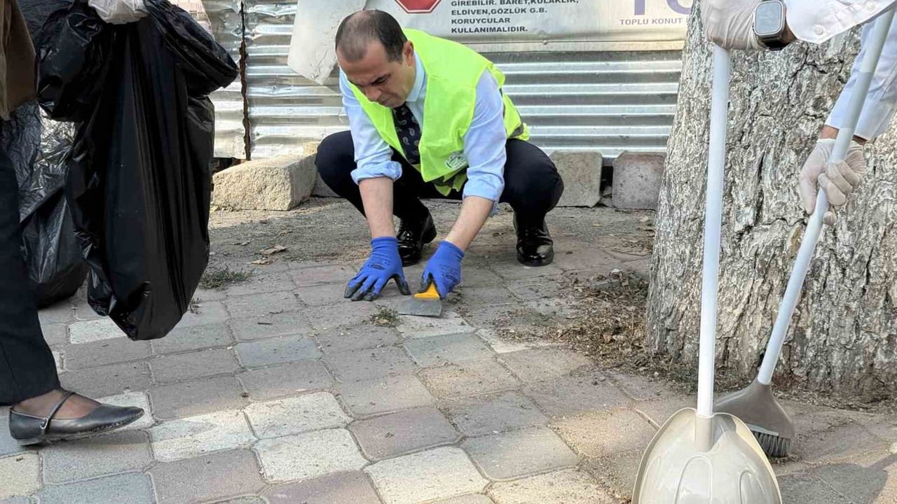 Vali Taşolar spatulayla kent temizliğine örnek oldu