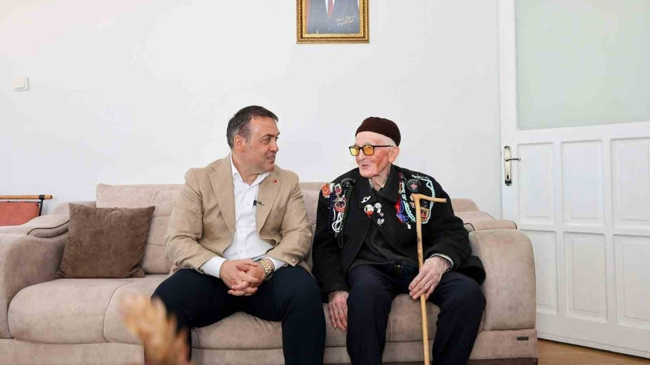 Validen 93 yaşındaki şehit babasına ziyaret ve dualar