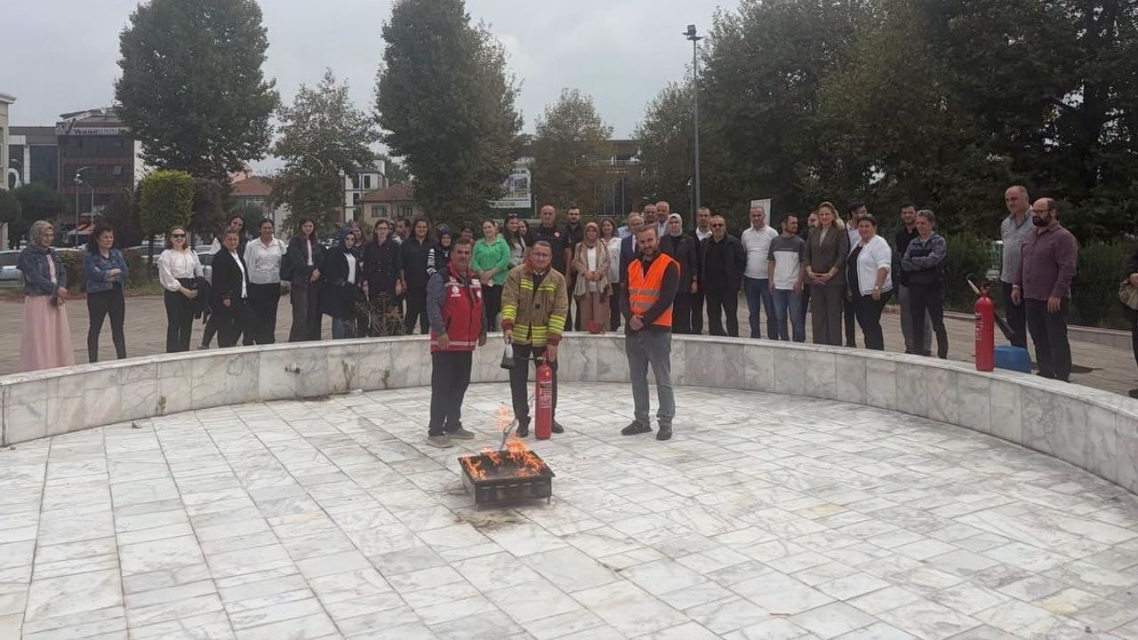 Valilik bahçesinde ilk müdahale eğitimi: çalışanlar söndürücüleri denedi