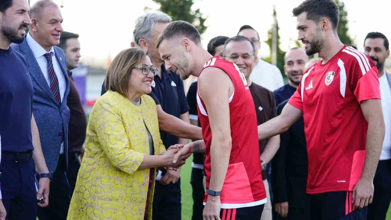 Valilik ve büyükşehirden Gaziantep FK'ya maç öncesi destek ziyareti
