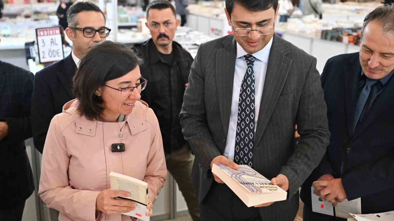 Valilikten kitap fuarı ziyareti: Uşak'ta kültür ve edebiyat vurgusu