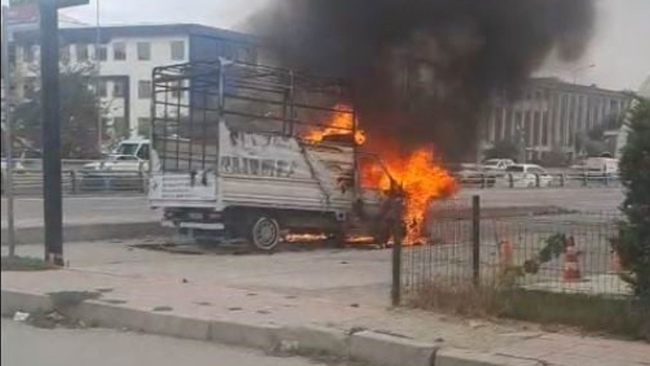 Van adliye önünde çıkan yangın kamyoneti kullanılamaz hale getirdi