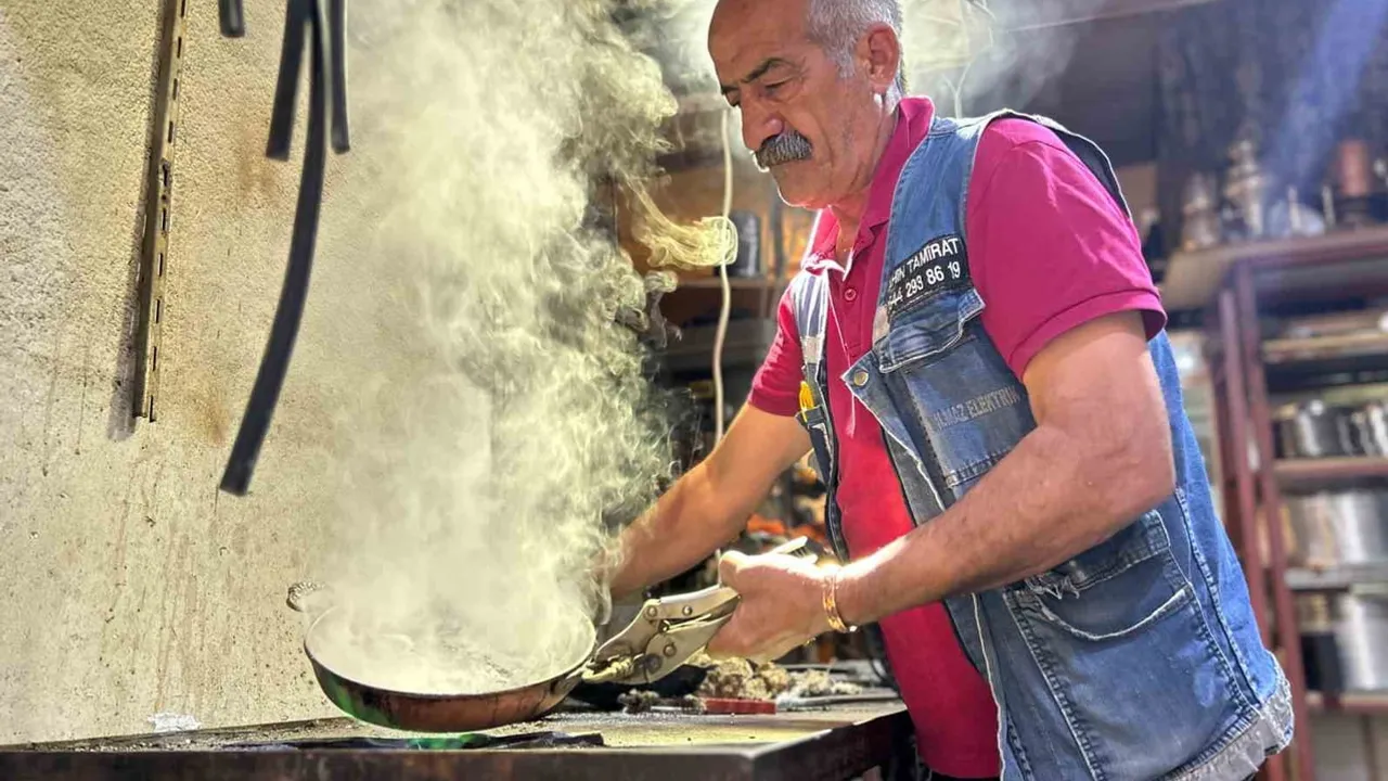 Van'da ateş ve emekle ayakta duran kalaycılığın son bekçisi