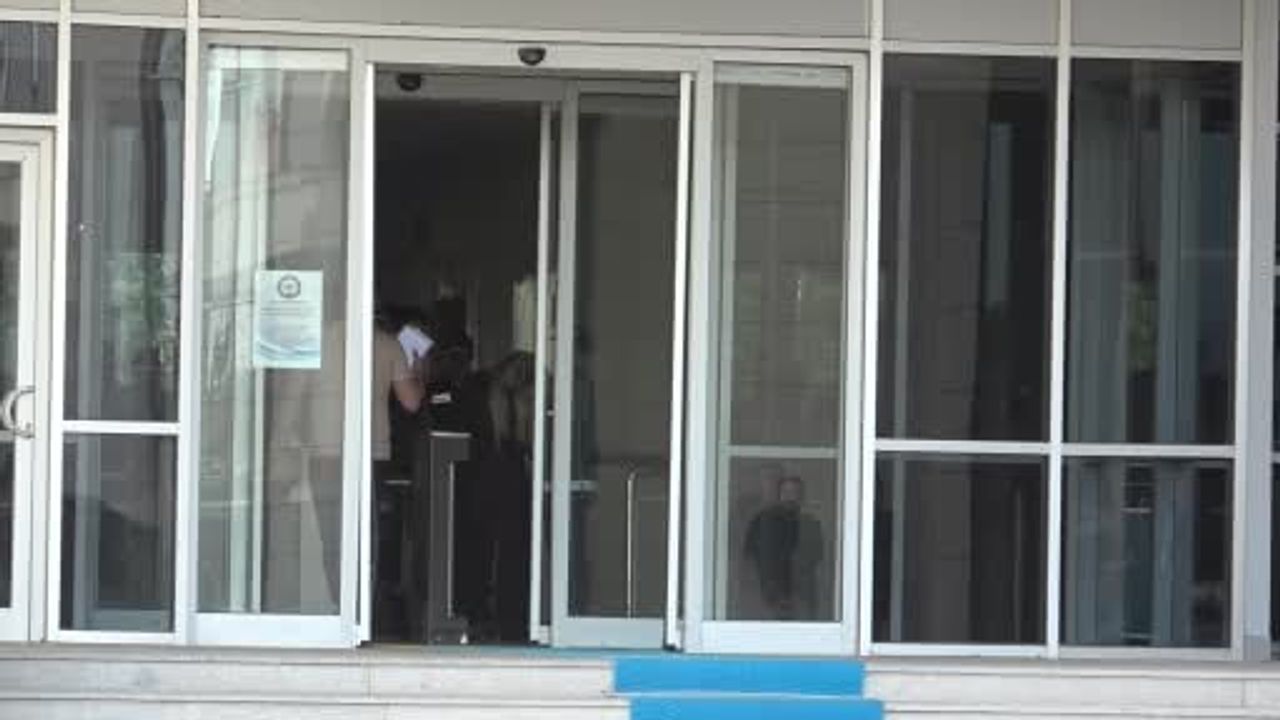 Van'da gözaltına alınan fenomen eş kelepçeli şekilde adliyeye sevk edildi