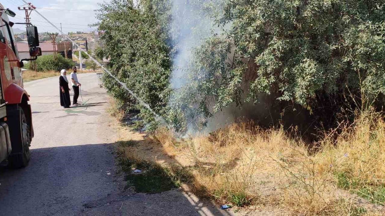 Van’da itfaiyenin müdahalesiyle bahçe yangını kontrol altına alındı