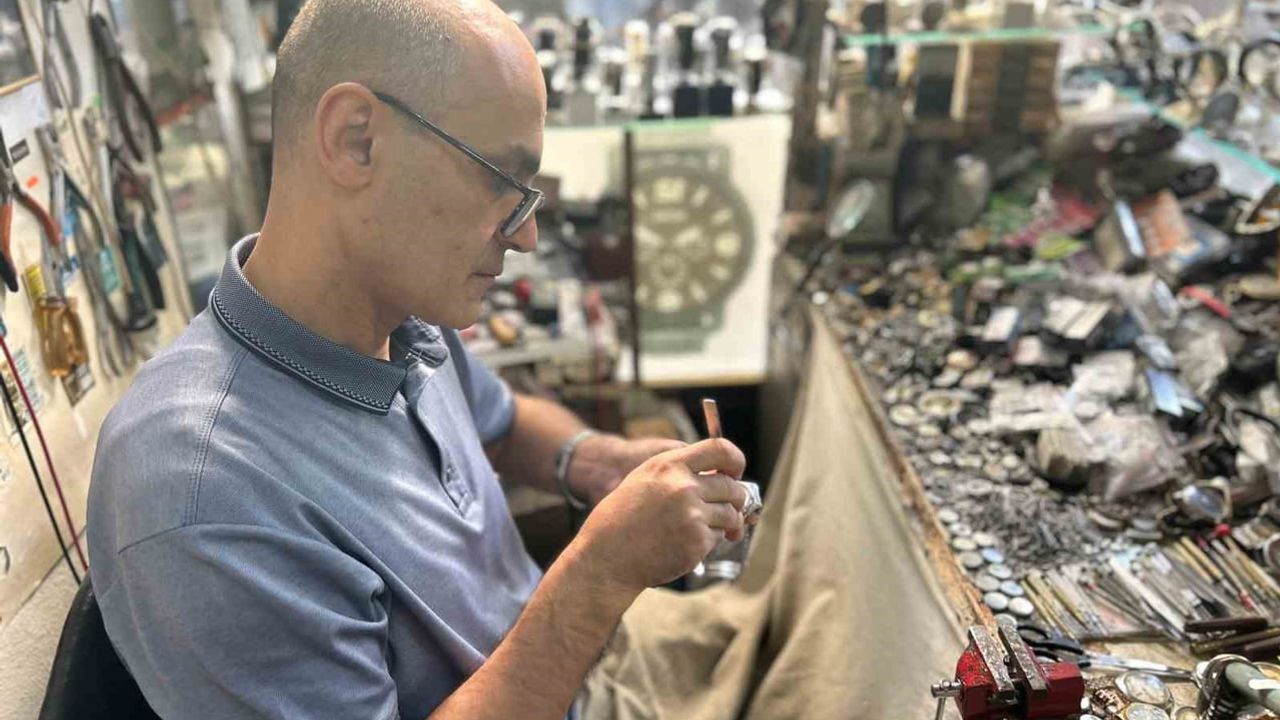 Van'da mekanik saatlerin usta bekçisi: babadan kalan atölye