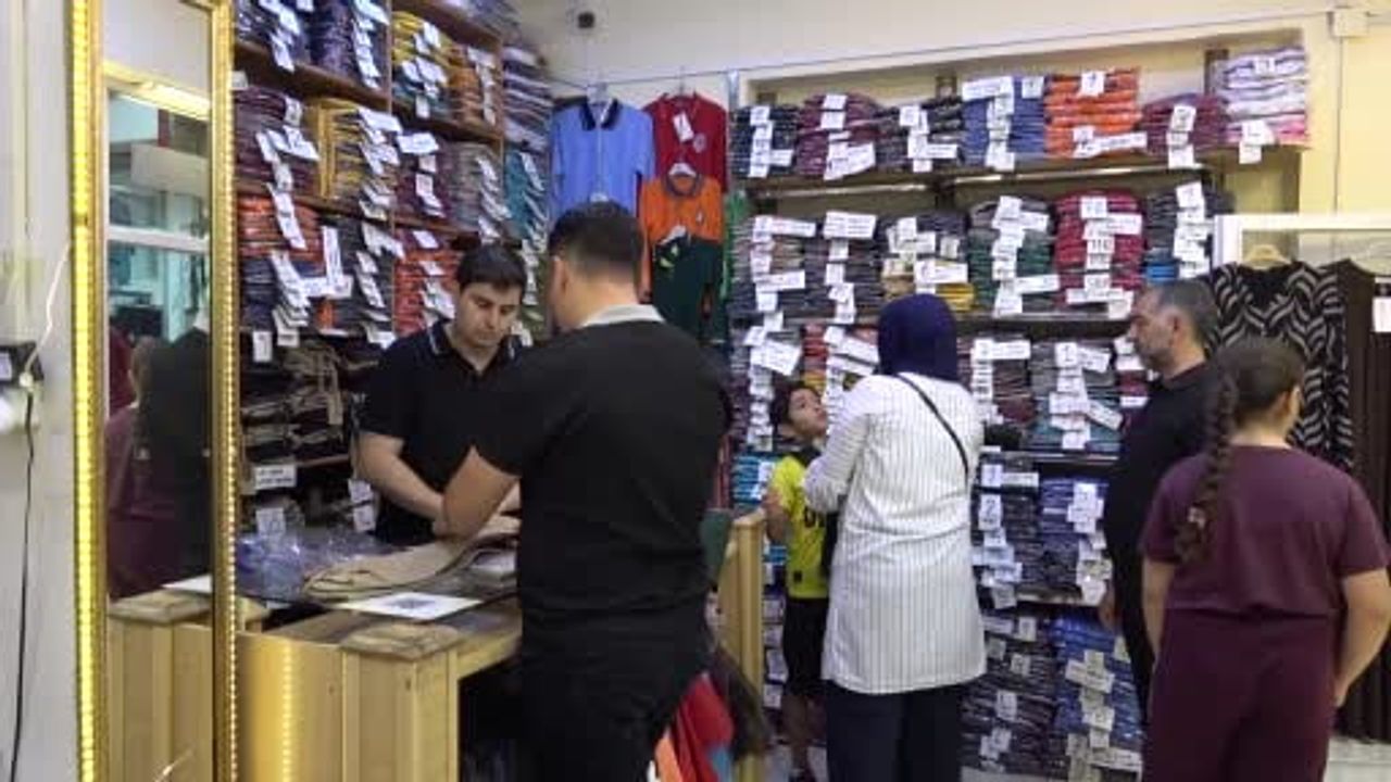 Van'da okul kıyafeti telaşı: veliler son gün beden sıkıntısı yaşamamak için erkenden alışverişte