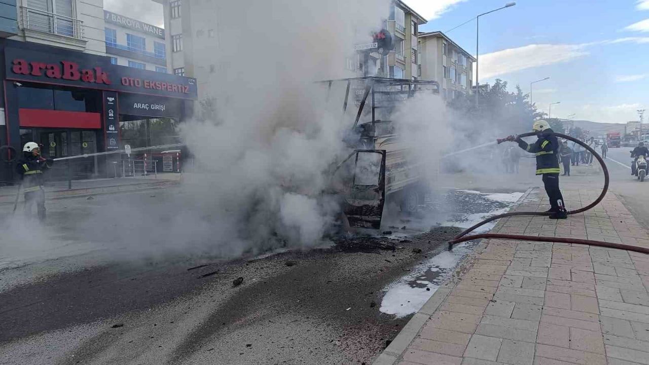 Van’da park halindeki kamyonet hurdaya döndü