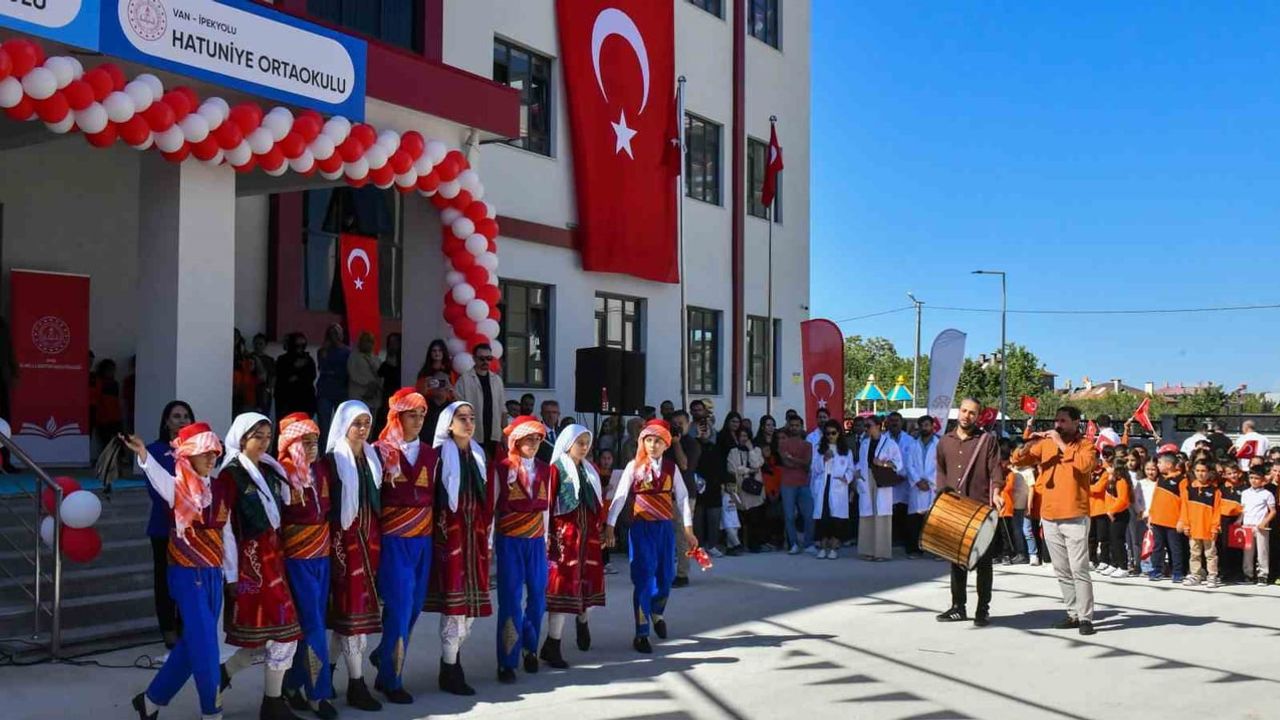 Van'da yeni eğitim yılı coşkuyla başladı: 274 bin 685 öğrenci sınıflarıyla buluştu