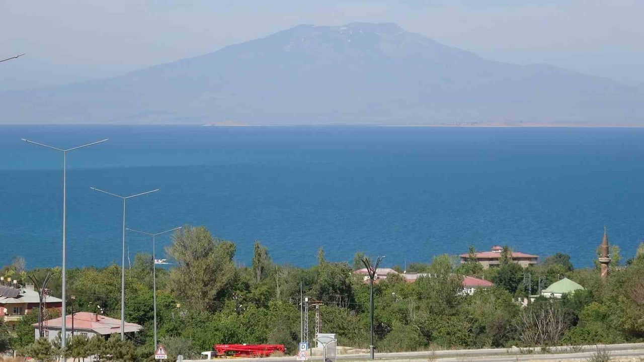Van Gölü çevresinde silüeti koruyacak yatay mimari talebi