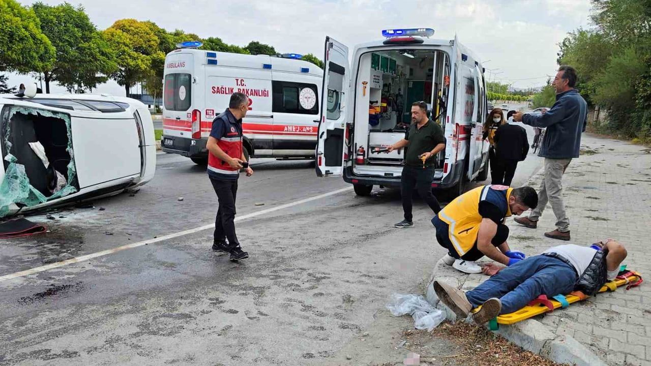 Van'ın Edremit ilçesinde iki otomobil çarpıştı: 4 kişi yaralandı