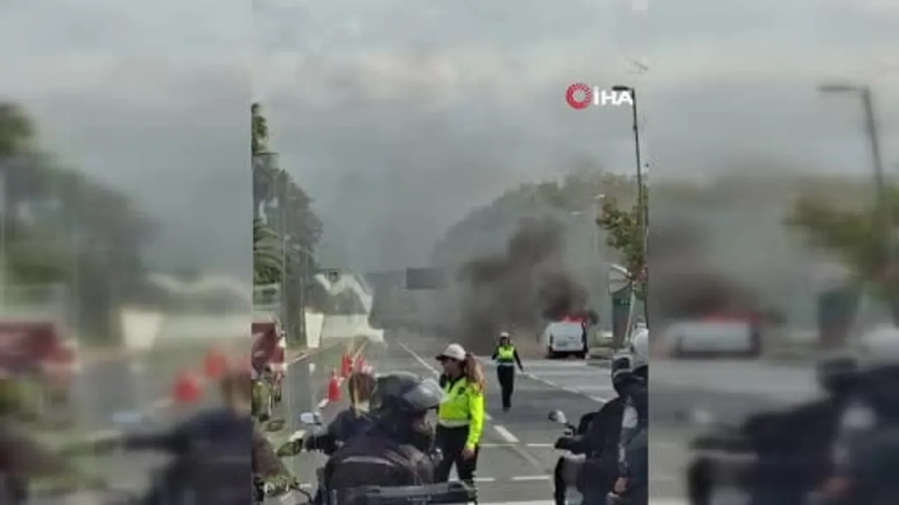 Vatan Caddesi'nde dumanla başlayan yangın kısa sürede aracı küle çevirdi