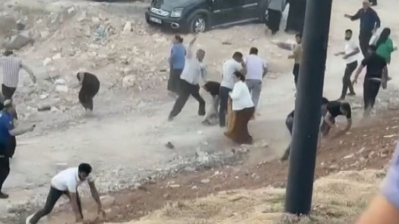 Vatan Mahallesi'nde akşam kavgası: taşlar ve sopalarla sokak karıştı