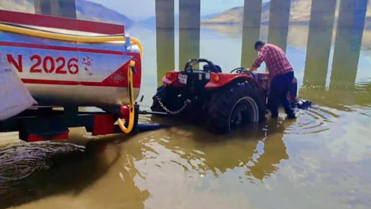 Vatandaşlar Hasankeyf'te baraj suyuna gömülen traktörü çıkardı