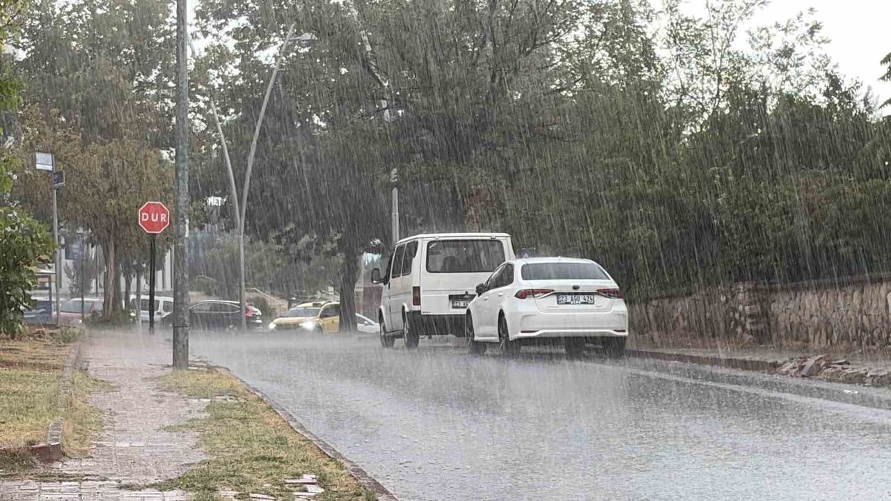 Vatandaşlar hazırlıksız yakalandı: Elazığ'da dolu ve sağanak hayatı etkiledi