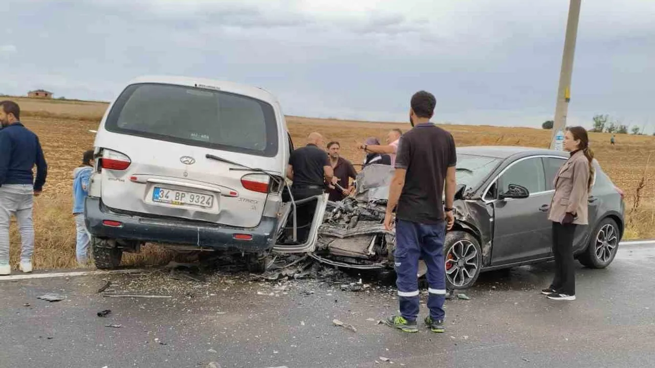 Velimeşe'de araç çarpışması: aralarında iki çocuk olan 6 yaralı
