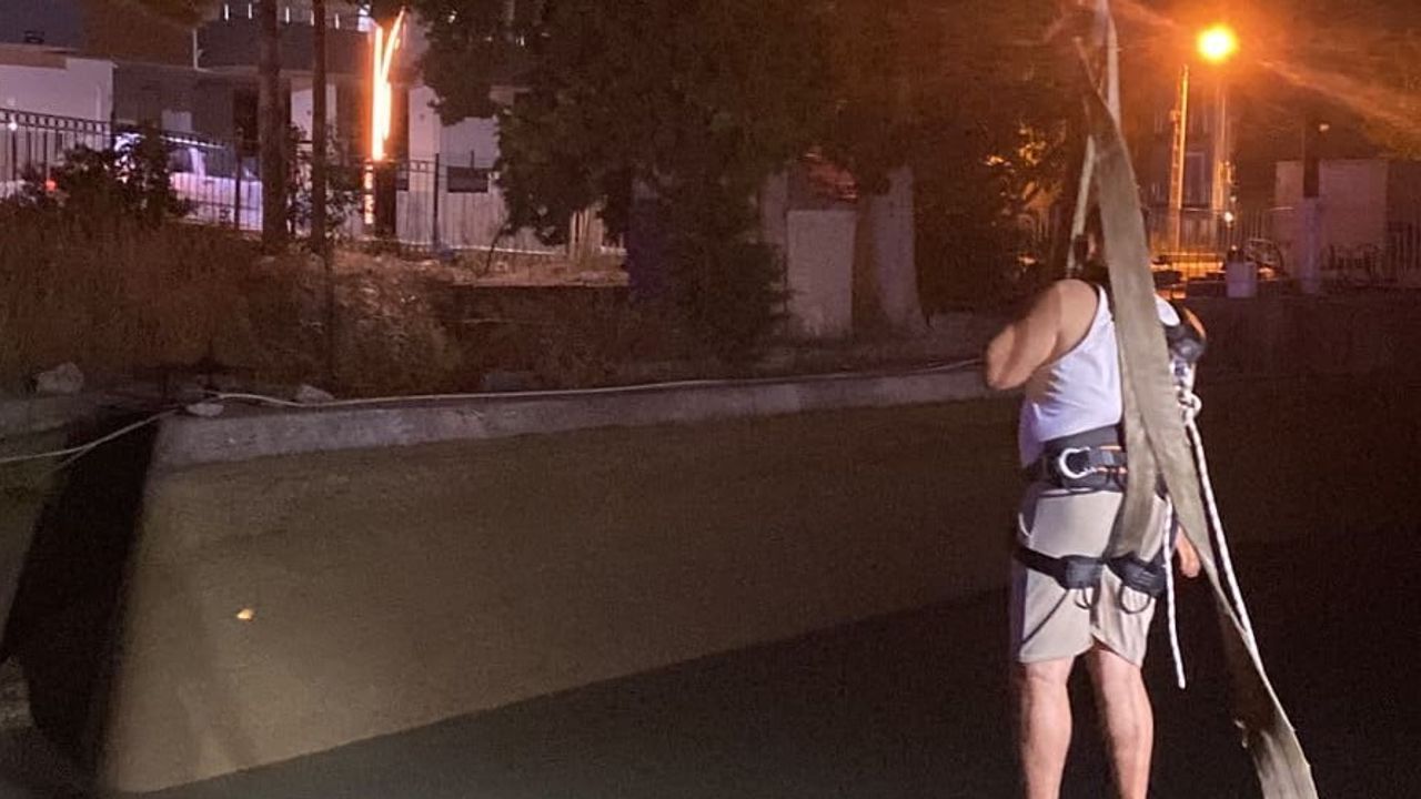 vinçle inip halat bağladı, kanala düşen otomobil böyle çıkarıldı