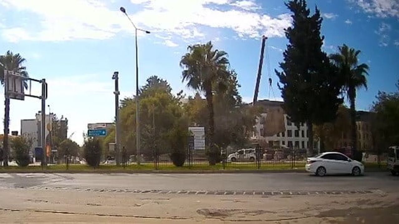 Vinçten düşen beton blok mahallede paniğe yol açtı