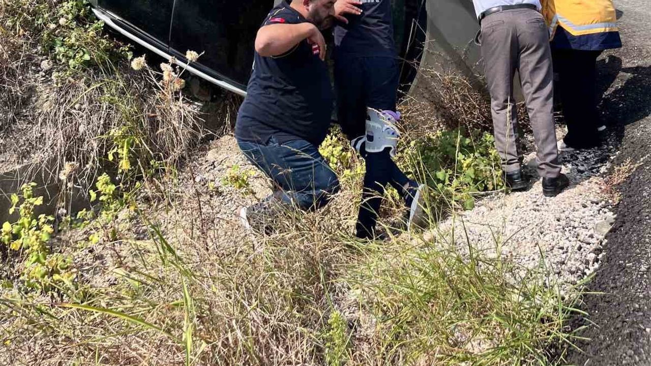 Virajı kaçıran otomobil Buğdacık'ta yol kenarına devrildi, sürücü hafif yaralandı