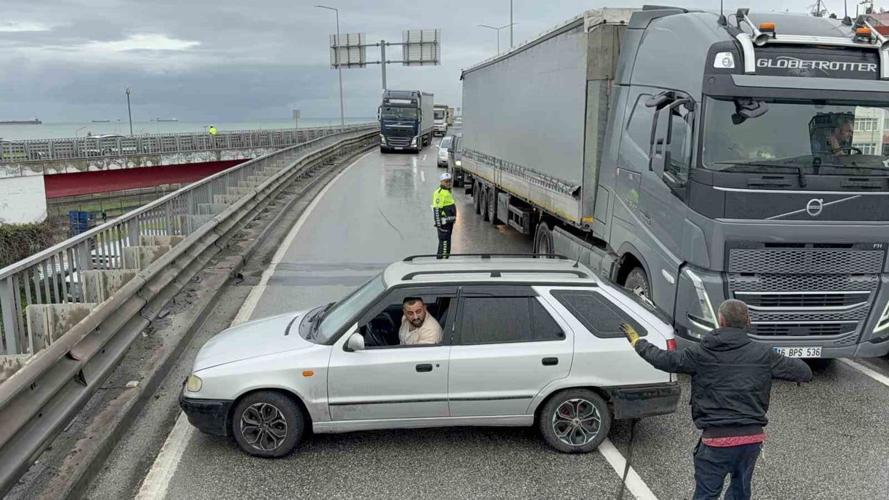 Viyadükte iki otomobilin çarpışması maddi hasarla sonuçlandı
