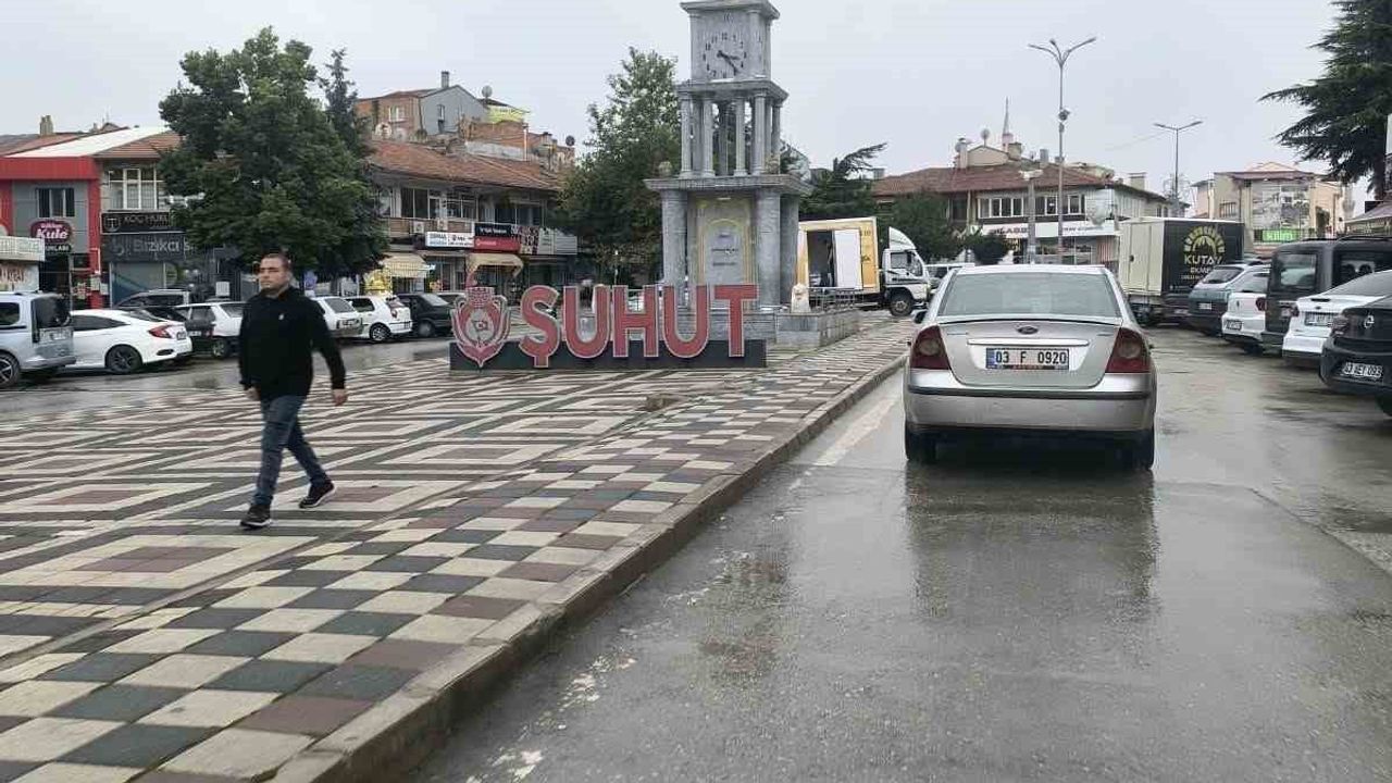 Yağış Şuhut'ta tarla ve sokaklara hareket getirdi