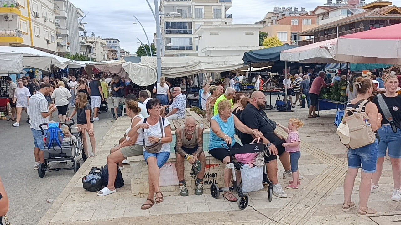 Yağış turistleri pazara çekti, Manavgat esnafı günü bereketli geçirdi