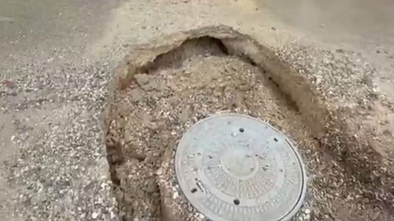 Yağış yolları bozdu: Yüreğir'de belediye otobüsü çukura düştü