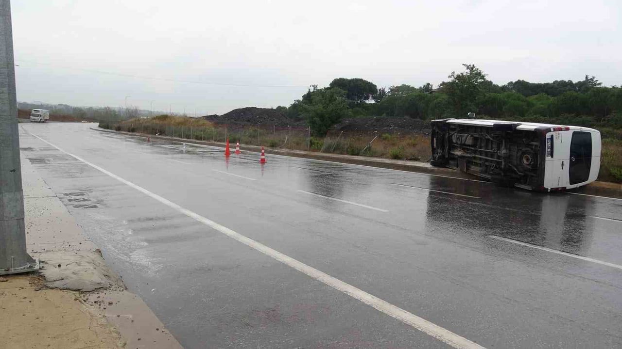 Yağışlı zeminde savrulan servis minibüsü Tuzla'da sürücüyü yaraladı