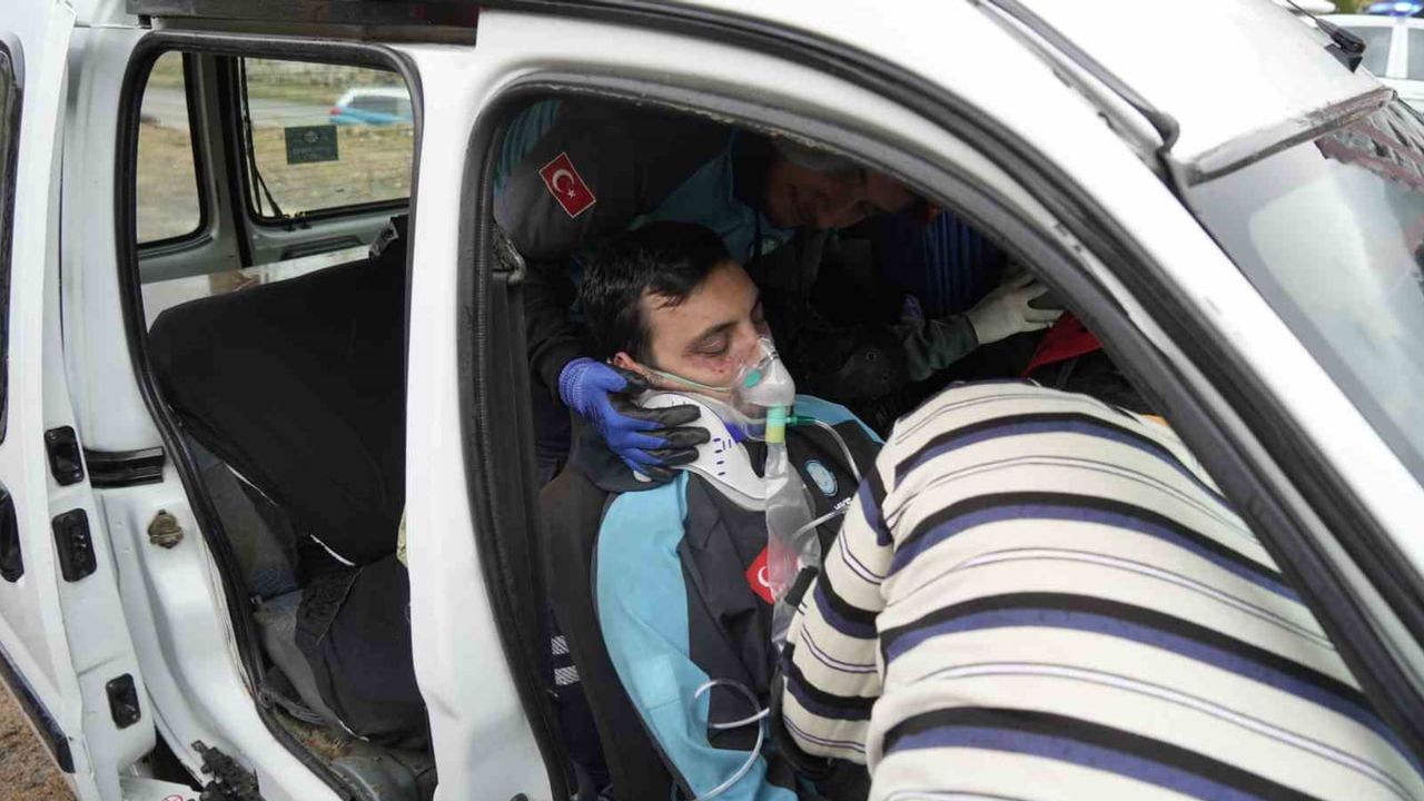 Yağmur altında gerçekçi senaryo: Gümüşhane'de heyelan sonrası medikal kurtarma tatbikatı
