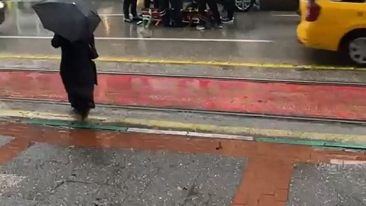 Yağmur altında şemsiye tuttular: otomobil çarpan yaya sağlık ekiplerini bekledi