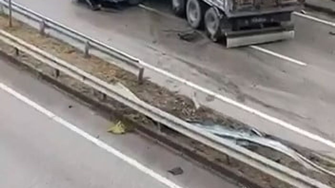 Yağmur nedeniyle kaygan yolda tır duvara çarpıp makasladı