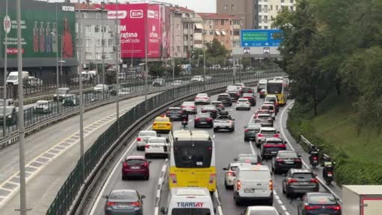 Yağmur sabah trafiğini artırdı: İstanbul'da yoğunluk yüzde 69'a ulaştı
