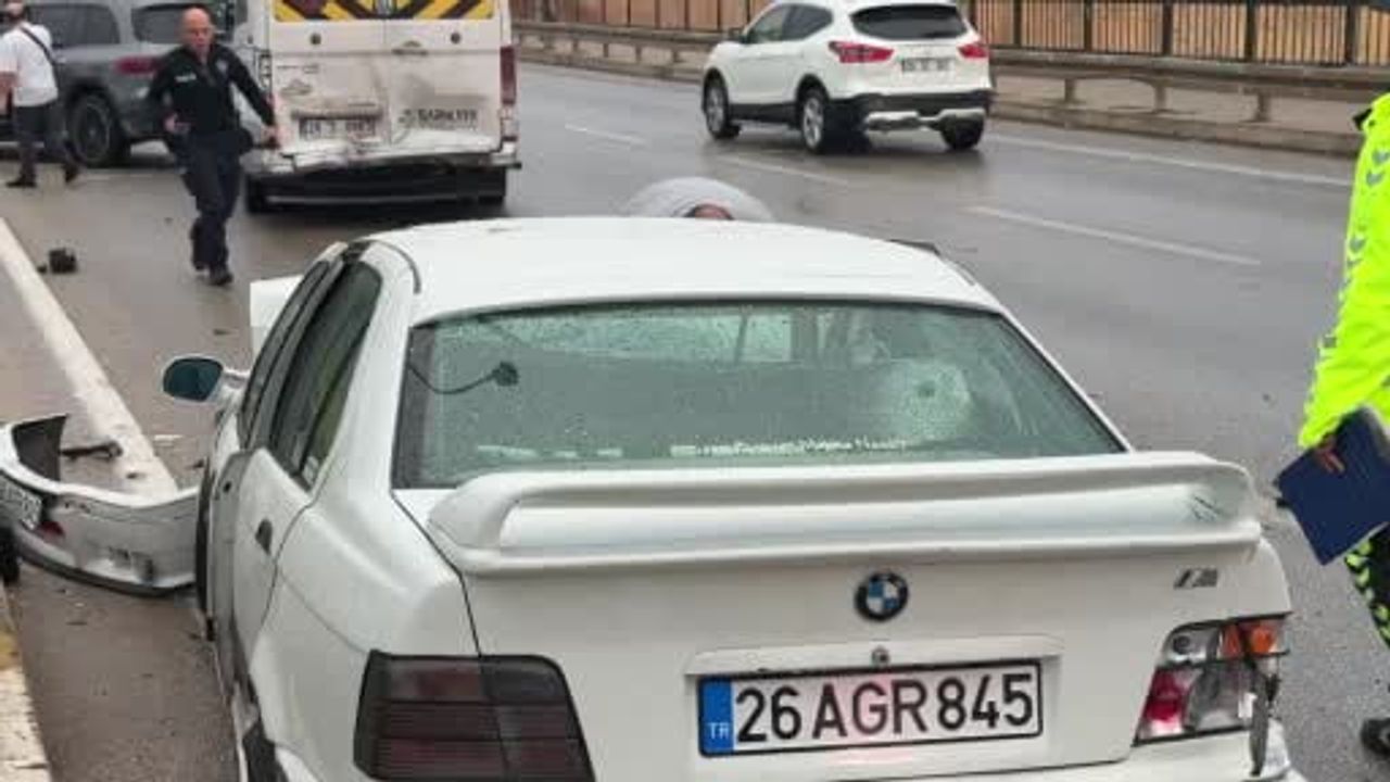 Yağmur sonrası kayganlaşan yolda 7 araç birbirine girdi: 1 yaralı